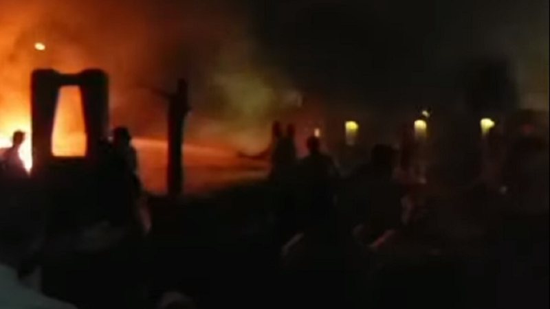 Fogo em frente ao hotel de luxo - Divulgação/ Youtube/ Ruptly