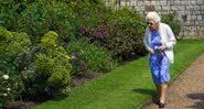 Fotografia da Rainha Elizabeth II nos jardins do Palácio de Windsor - Getty Images