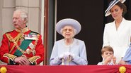 Fotografia da rainha na varanda do Palácio de Buckingham, com seu filho, o príncipe Charles, à esquerda, e Kate Middleton, esposa de seu neto William, à direita - Getty Images