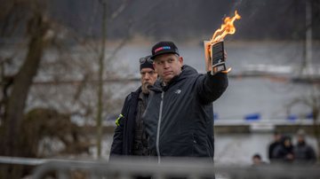 Extremista Rasmus Paludan queimando Alcorão - Jonas Gratzer/Getty