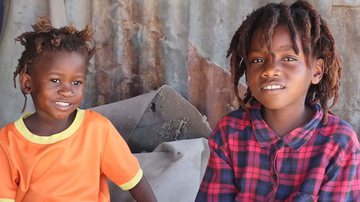 Imagem meramente ilustrativa de dois meninos de família rastafári da Tanzânia - Divulgação/ Youtube/ daud adventures