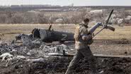 Imagem meramente ilustrativa de soldado ucraniano passando por destroços de helicóptero militar russo - Getty Images