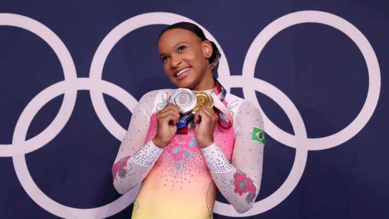 A ginasta Rebeca Andrade posa com as duas medalhas de ouro e prata - Getty Images