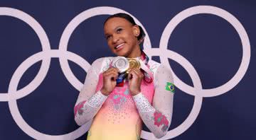 A ginasta Rebeca Andrade posa com as duas medalhas de ouro e prata - Getty Images