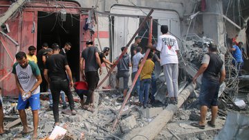 Civis palestinos após bombardeios de Israel em Gaza no dia 9 de outubro - Getty Images