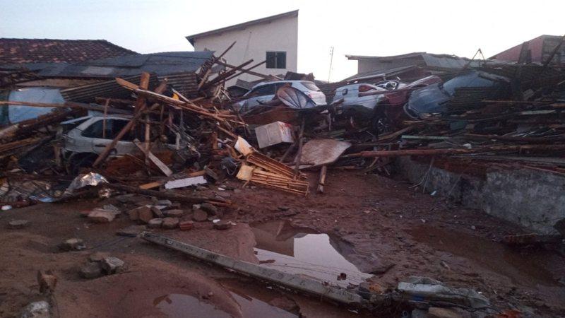 Fotografia de destroços após rompimento de reservatório em Florianópolis, Santa Catarina - Reprodução/Twitter/@renatoigor