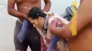 Cena mostra mulher sendo resgatada por dois pescadores - Divulgação / Twitter/ jormon26/ 26 de set de 2020