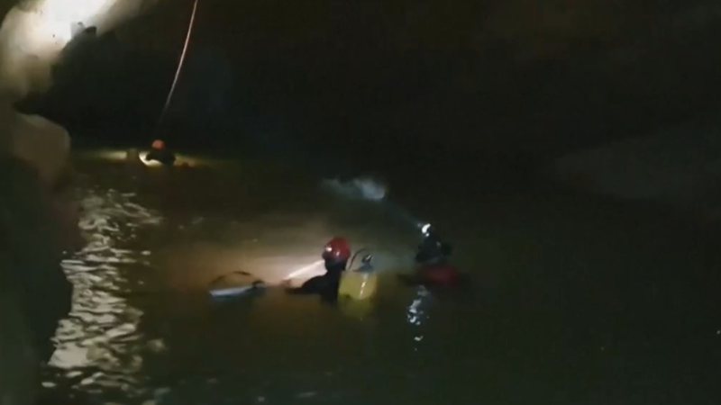 Imagem do momento em que os mergulhadores atravessam a caverna para o resgate - Reprodução/Vídeo/O Globo