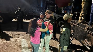 Imagem de um bebê sendo resgatado do contêiner do caminhão - Divulgação/Governo do México/INM