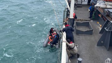 Imagem do resgate do turista argentino pela Marinha brasileira - Divulgação/Agência Marinha de Notícias