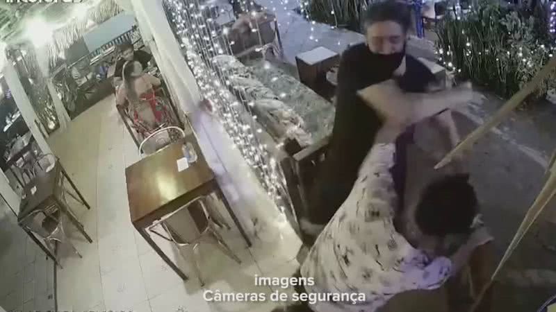 Registro do homem agredindo o funcionário em um restaurante em Alter do Chão, Pará