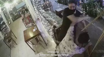 Registro do homem agredindo o funcionário em um restaurante em Alter do Chão, Pará - Divulgação/Câmeras de segurança/g1