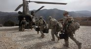 Tropas estadunidenses se retiram em helicóptero de guerra - Getty Images