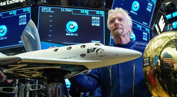 Richard Branson junto de uma representação das espaçonaves da Virgin Galactic - Getty Images