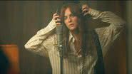 Riley Keough no papel de Daisy Jones, em série da Amazon Prime - Reprodução/YouTube/AmazonPrimeVideo