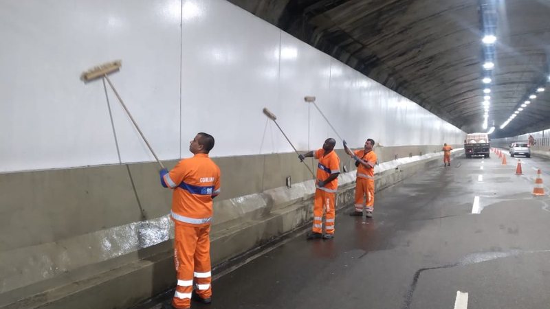 Funcionários restaurando o túnel - Divulgação / Comlurb