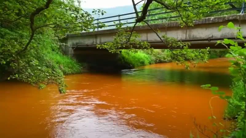 Rio Slaná em tom laranja na Eslováquia - Divulgação/Youtube/Inside Edition