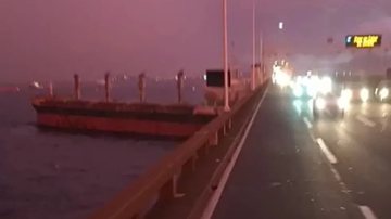 Momento em que o navio bate na ponte Rio-Niterói - Reprodução/Vídeo