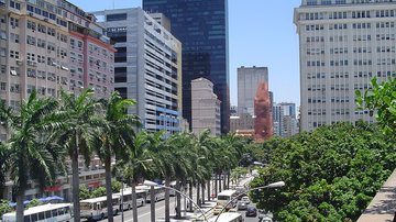 Imagem ilustrativa de uma rua no Rio de Janeiro - Licença Creative Commons via Wikimedia Commons