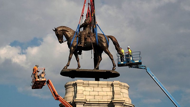 Estátua de Robert E. Lee sendo retirada - Getty Images