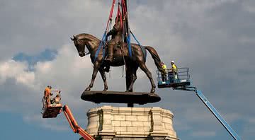 Estátua de Robert E. Lee sendo retirada - Getty Images