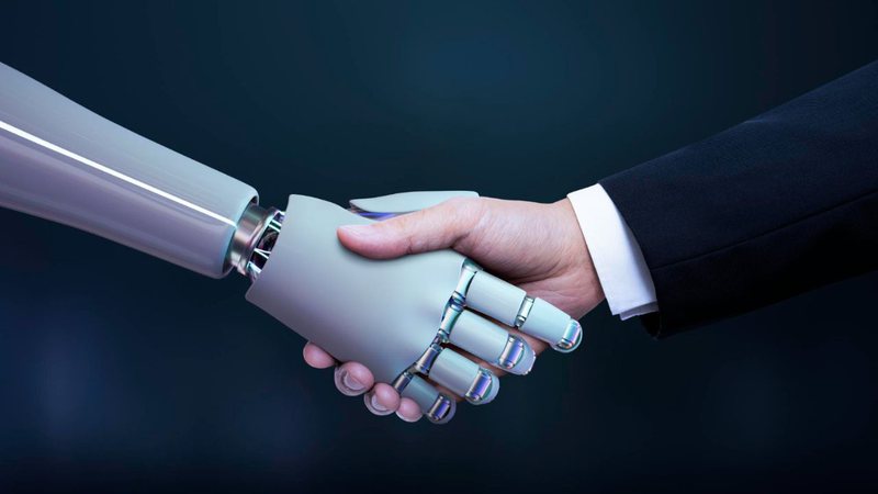 Imagem meramente ilustrativa de aperto de mão entre homem e robô - Divulgação/ Freepik/ rawpixel