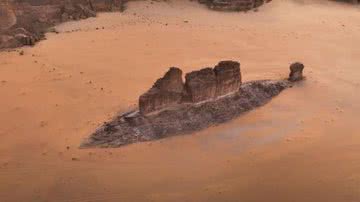 Rocha gigante no formato de peixe fotografa no deserto da Arábia Saudita - Reprodução/Twitter/Khaled Al Enazi