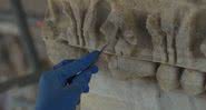 Cientista mexendo com um pilar em Roma - Divulgação / YouTube / CNN