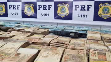 Dinheiro que o suspeito carregava dentro de duas malas - Divulgação/Polícia Rodoviária Federal