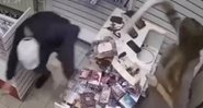 Homem atingido por vibrador, em tentativa de assalto na Rússia - Divulgação/Youtube/LTV Brasil