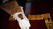 Cinto e luva utilizados na cerimônia de coroação de Charles III - Getty Images