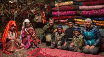 Fotografia mostrando o casal com afegãos que conheceram durante viagem - Arquivo Pessoal