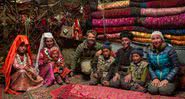 Fotografia mostrando o casal com afegãos que conheceram durante viagem - Arquivo Pessoal