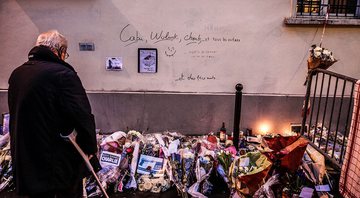 Homenagens aos cartunistas mortos em frente à sede do Charlie Hebdo - Wikimedia Commons