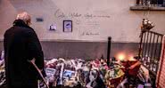 Homenagens aos cartunistas mortos em frente à sede do Charlie Hebdo - Wikimedia Commons