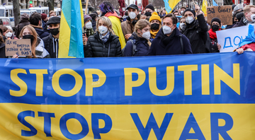 Imagem ilustrativa de protestos na Ucrânia contra o ataque - Getty Images