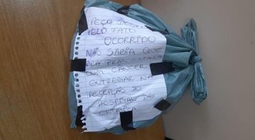 Fotografia da sacola de cabelos com bilhete do ladrão - Divulgação