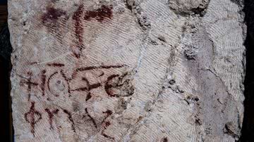 Imagem da pedra que contém o Salmo 86 - Reprodução/Universidade Hebraica de Jerusalém