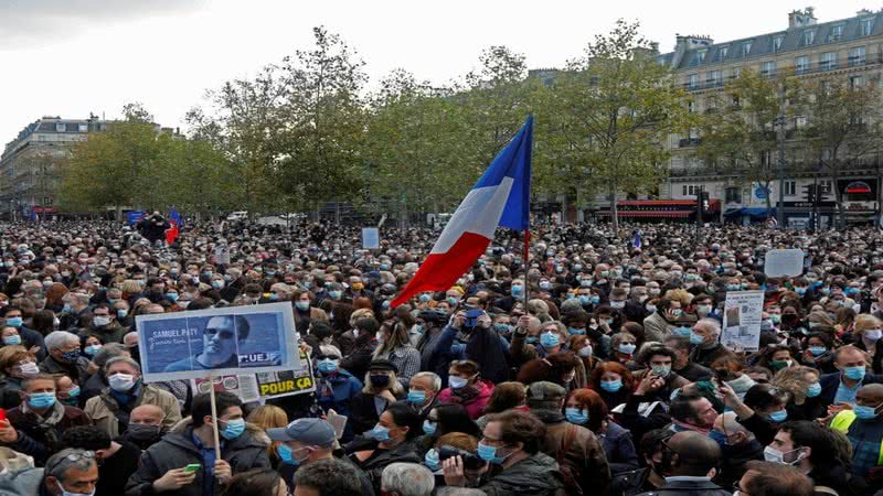 Manifestação em paris em homenagem à Samuel Paty - Divulgação/Twitter