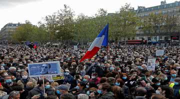 Manifestação em paris em homenagem à Samuel Paty - Divulgação/Twitter