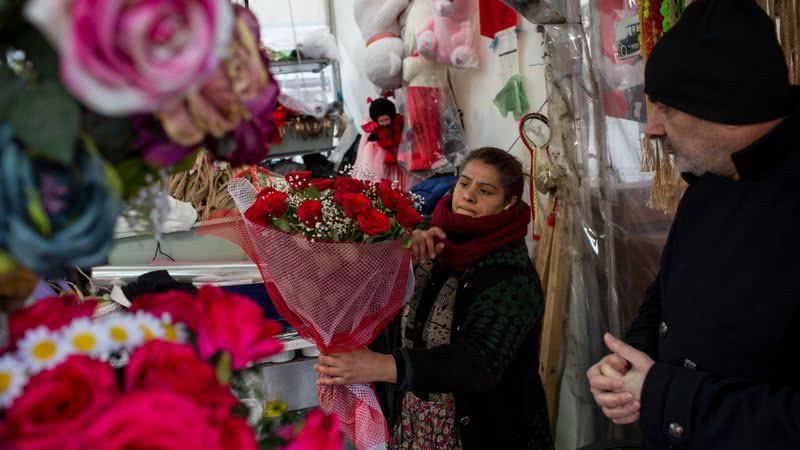 Comerciante prepara buquê de flores para o Dia dos Namorados - Getty Images