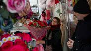 Comerciante prepara buquê de flores para o Dia dos Namorados - Getty Images