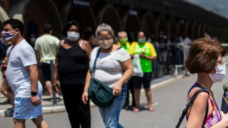 Pessoas de máscara nas ruas de São Paulo