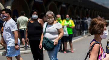 Pessoas de máscara nas ruas de São Paulo - Getty Images