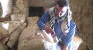 Arqueólogo limpando um dos sarcófagos - Divulgação/ YouTube/ Al Jazeera English