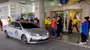 Carro onde Sararat Rangsiwuthaporn foi levada para a prisão - Divulgação/YouTube/The Straits Times
