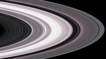 Foto dos anéis de Saturno - NASA