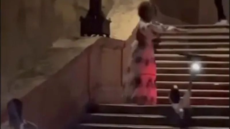 Registro da turista americana arremessando scooter nas famosas escadarias em Roma - Divulgação/Vídeo/Open Online