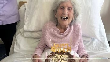 Idosa comemora o aniversário com bolo ilustrando a idade - Divulgação / Care UK