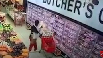 Momento em que funcionário tenta sequestrar bebê em supermercado - Divulgação/Youtube/Tig Tag Vision